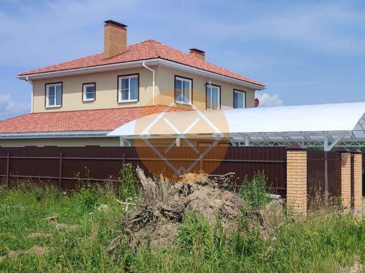 арочный металлический навес из поликарбоната