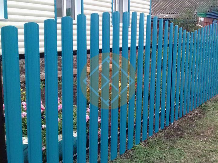 забор из полукруглого евроштакетника для загородного дома