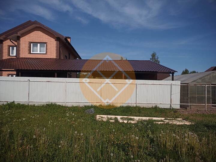 навес большого размера для загородного дома, кровля из металлочерепицы