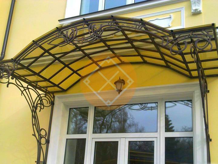 металлический козырек с арочной крышей