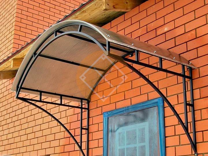 металлический козырек из профилированного поликарбоната