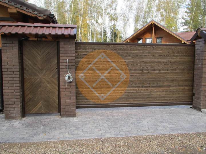 откатные деревянные ворота с калиткой
